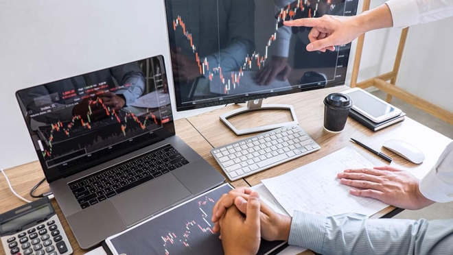 शेयर बाजार में ट्रेडिंग और निवेश: क्या अंतर है और कौन सा बेहतर है?