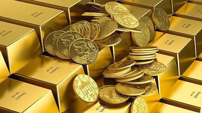 Gold hits record high. Should you still buy?