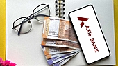 एक्सिस बैंक के शेयर में 4% की गिरावट, अब क्या करें निवेशक?