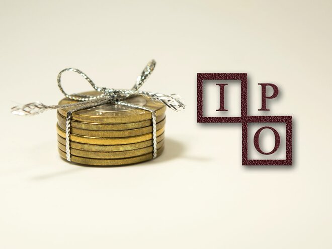 What are the advantages and disadvantages of an IPO?