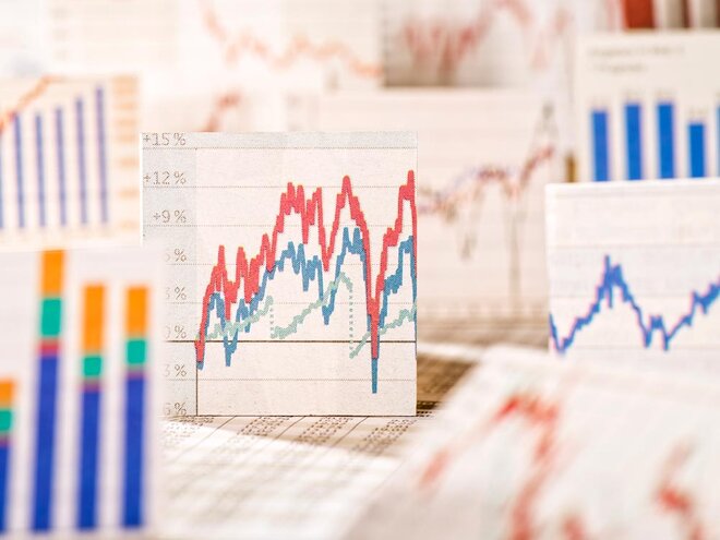 Why do short-term debt funds sometimes report negative weekly returns?