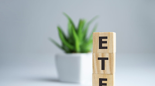 What happens to the dividends in an ETF?