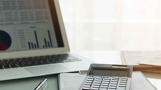 Which is better: ROE or ROCE?