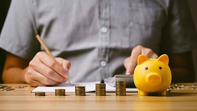 These are two of the most preferred investment options for risk-averse investors, but which would suit you better? Find out here.