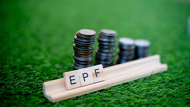 हो सकता है कि आपके Employees Provident Fund में 8.15% का रिटर्न जो बिना किसी रिस्क के मिलता है वो आपको बुरा नहीं लगे, पर हमें लगता है कि ये वो रिटर्न नहीं है जो आपको असल में मिलना चाहिए.